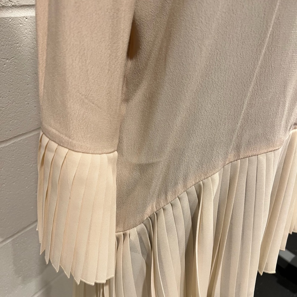 SOLD: Cream V-Neck Pleated Women's Top Size Medium - Picture 5 of 7
